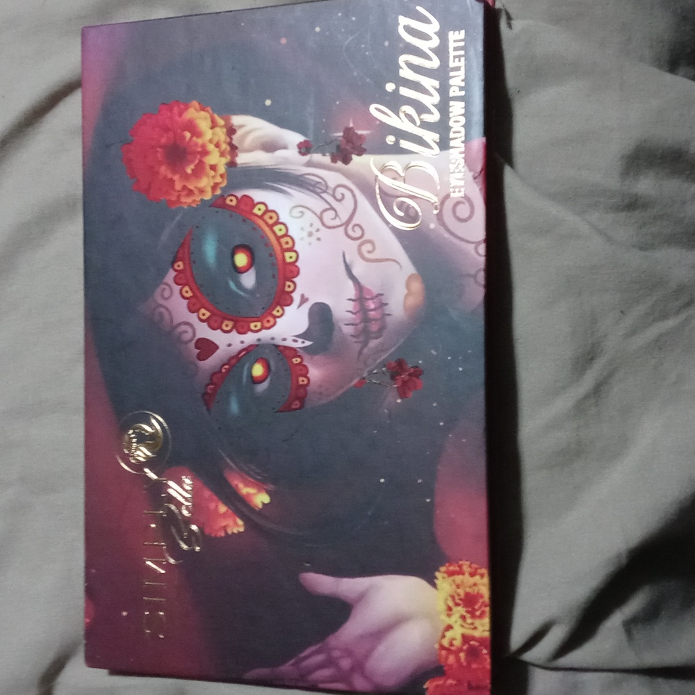 Bnwt simply Bella bikini eyeshadow palette